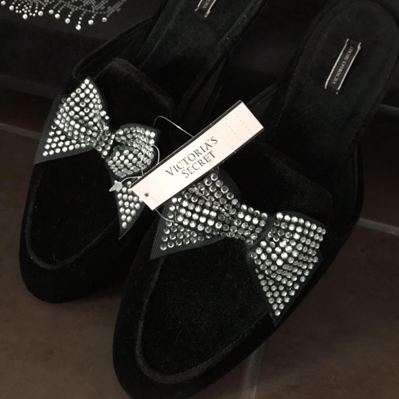 NWT Victoria’s Secret Velvet Slide Slipper - Picture 1 of 4